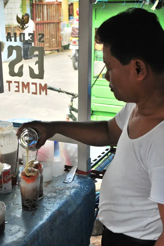 Pouring Sweetened Condensed Milk On Kacang Memet, Palembang | Airasia Pesta Blogging Communities Trip 2009 | How To Make Kacang Memet - Shaved Ice With Red Beans | Beans Kidney, Bizarre Food, Dry Ice, Indonesia, Kacang Memet, Palembang, Redbean, Shaved Ice, Strange Foods, Unusual Foods, Weird Foods | Author: Anthony Bianco - The Travel Tart Blog